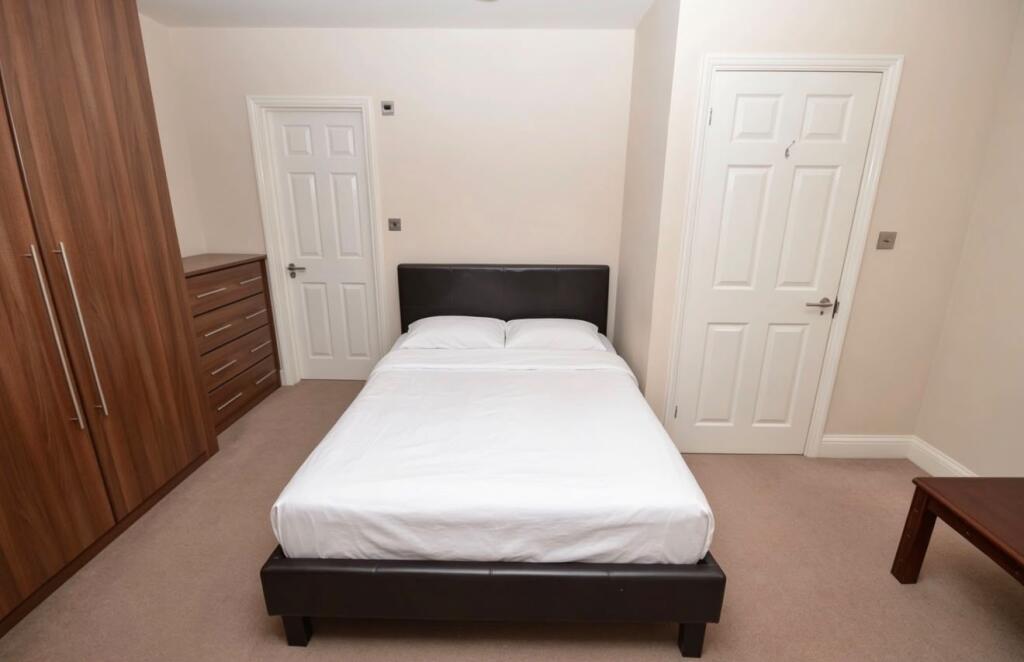 House in London, Fairlop - View 3