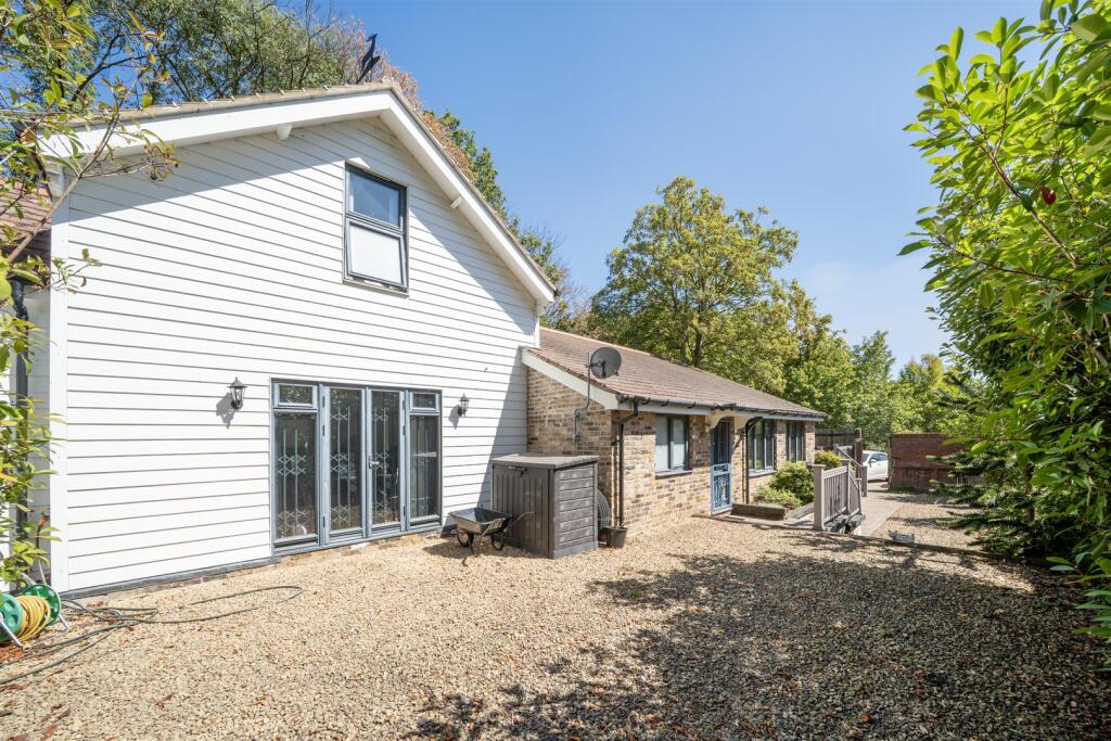 Main image of property: Lingmere Close, Chigwell
