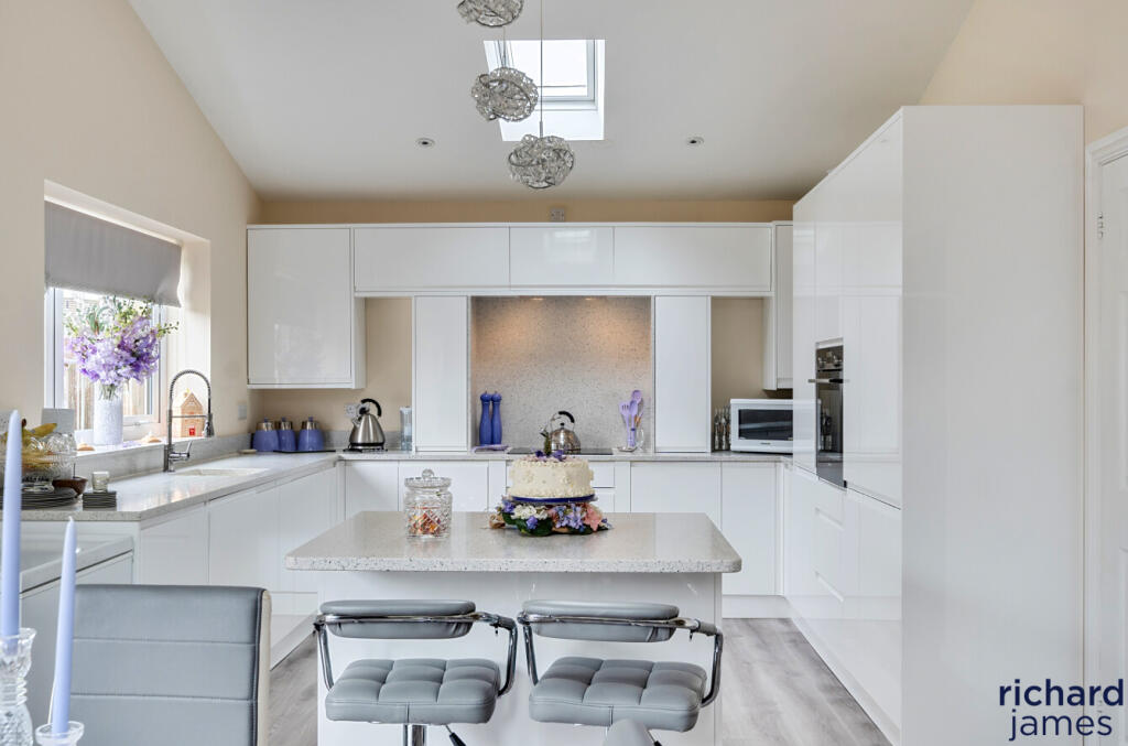 Thames Avenue, Haydon Wick, Swindon, SN25 photo 4