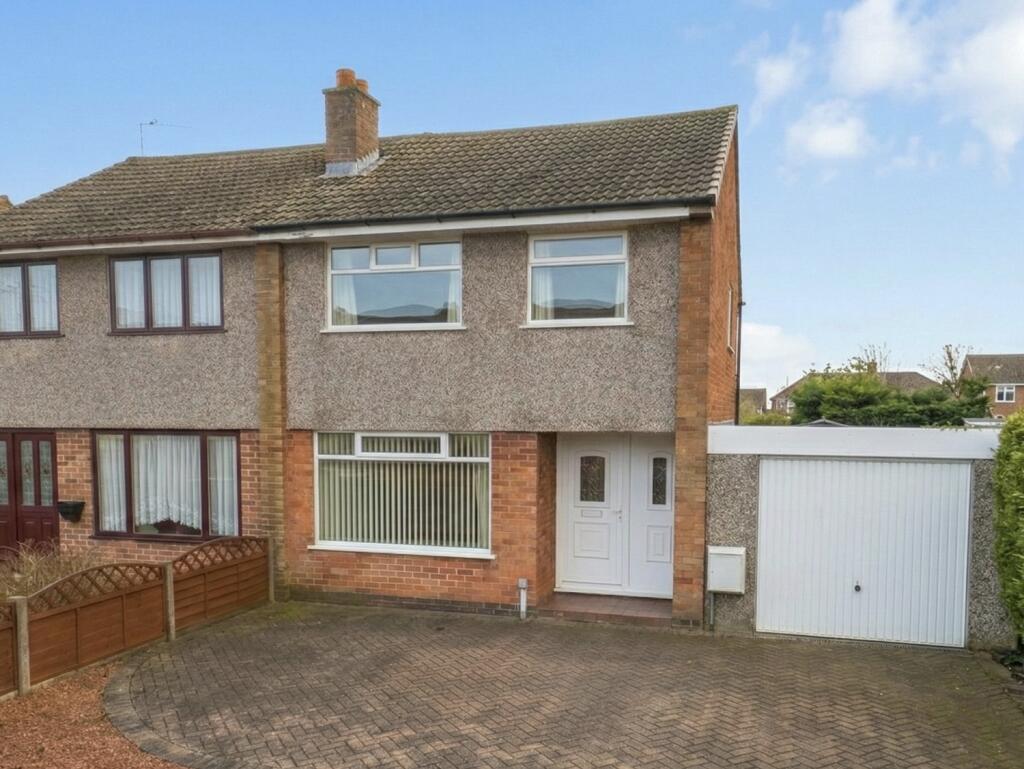 3-bed semi-detached on Elmet Drive, Barwick in Elmet, Leeds, £280,000