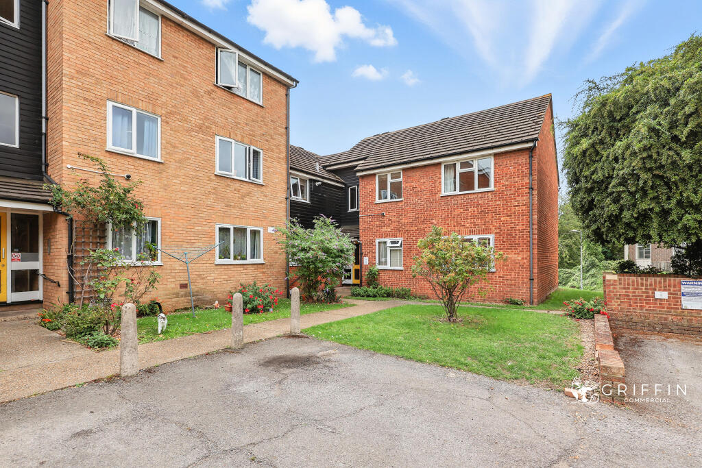 2-bed flat on Bradleigh Avenue, Grays, RM17, £225,000
