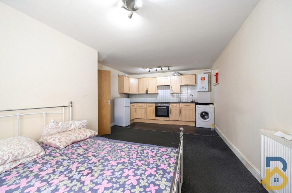 Apartment in Romford, Gidea Park - More