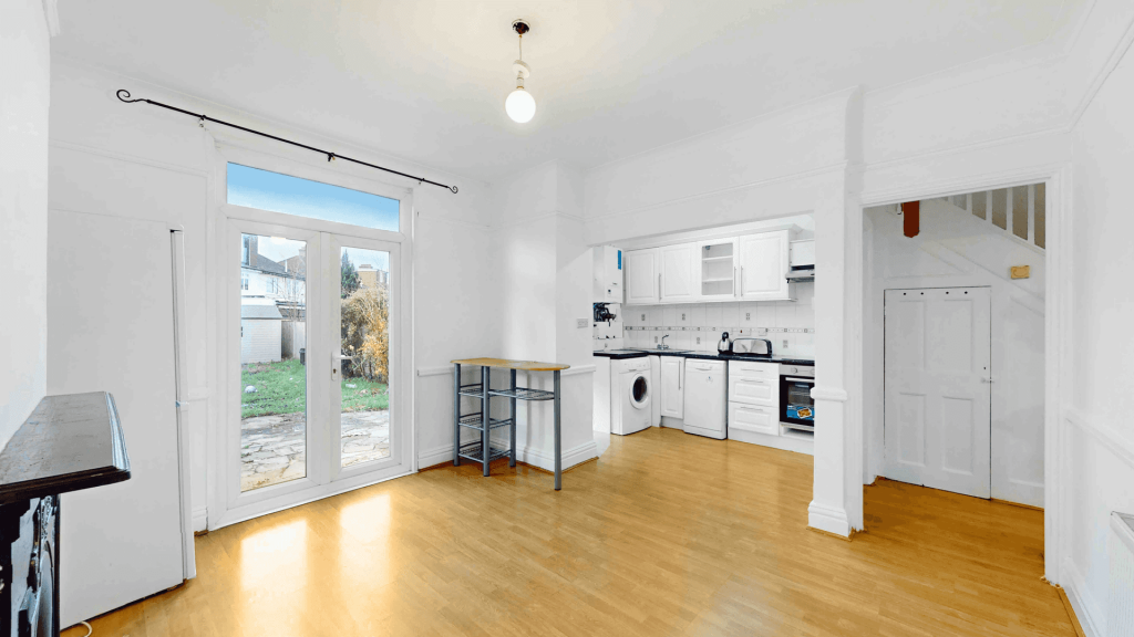 House in London, Cottenham Park, Raynes Park - View 2