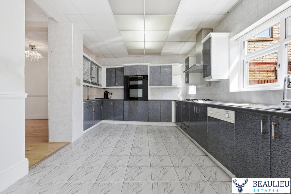 Beehive Lane, Gants Hill, IG1 3 photo 4