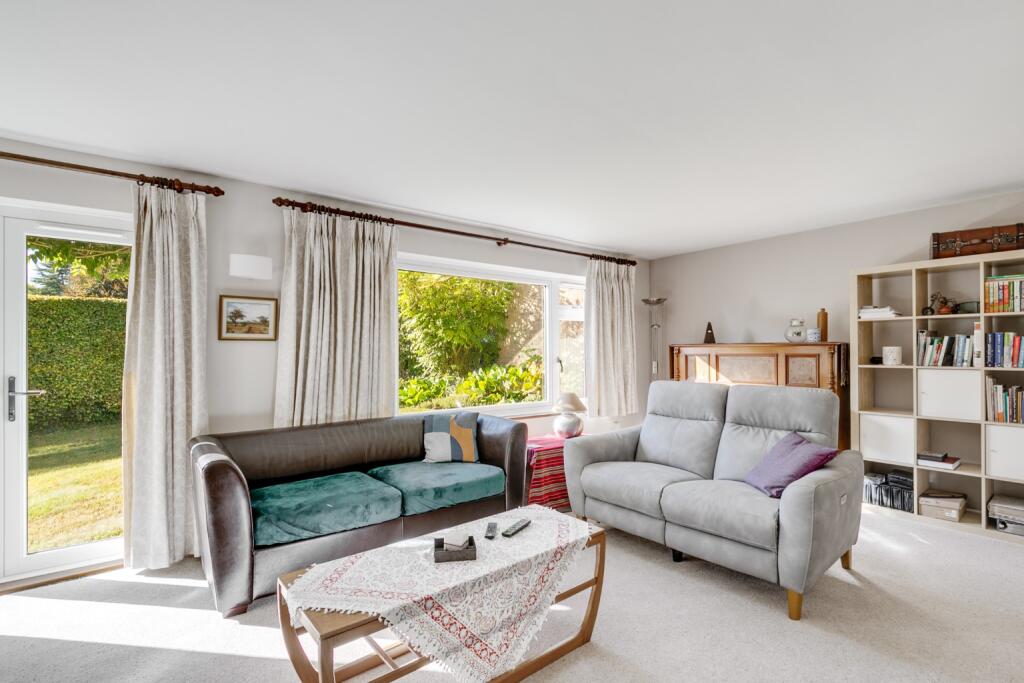 House in Welwyn Hatfield, Knightsfield - More