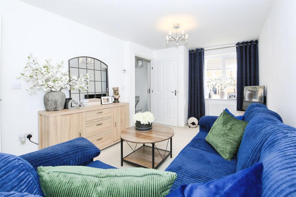 House in Huntingdonshire, Yaxley - More
