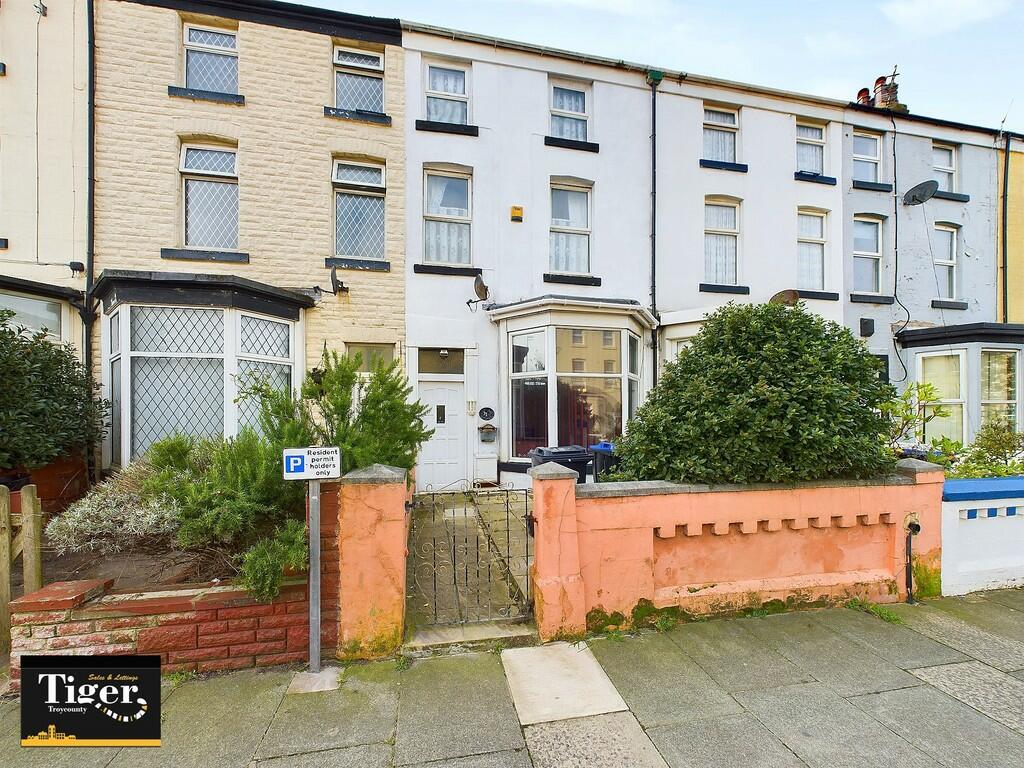 5-bed terraced on High Street, Blackpool, £128,000