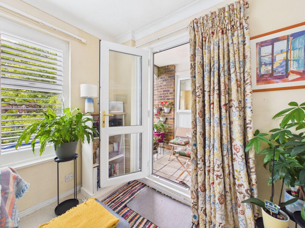 Apartment in Worthing, West Sussex - More