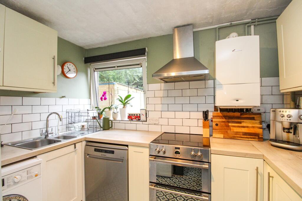 Apartment in Reigate and Banstead, Horley - View 3