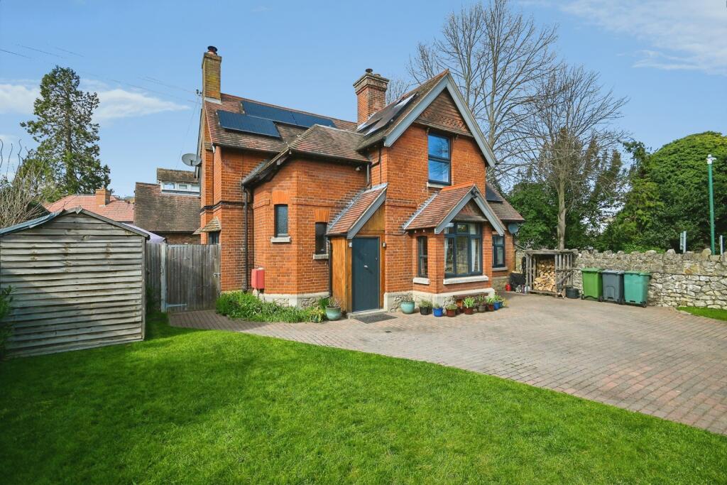 Main image of property: Queens Road, Maidstone, Kent, ME16