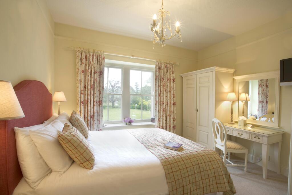 bedroom (2).jpg