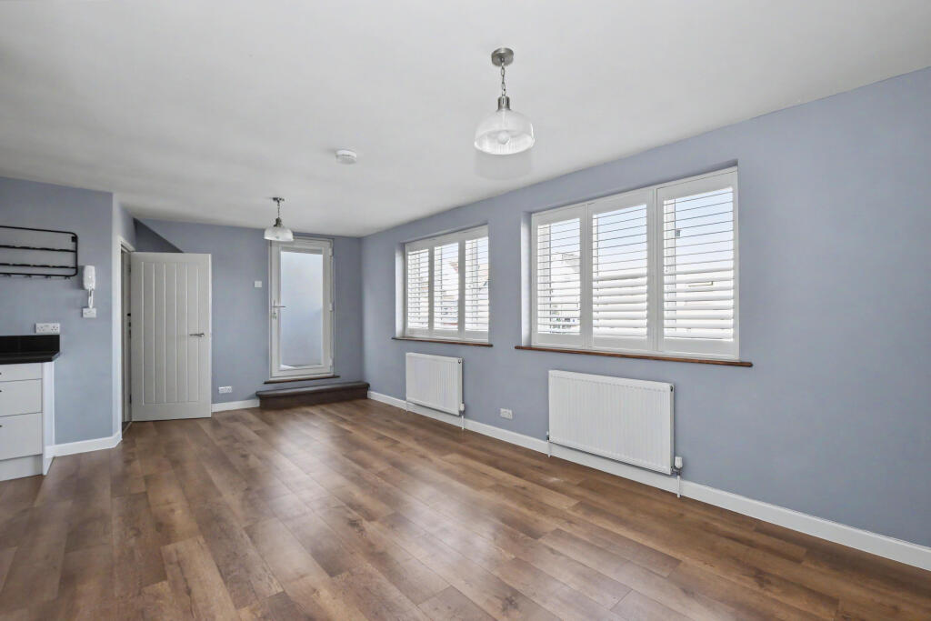 Apartment in Southend-on-Sea - View 4
