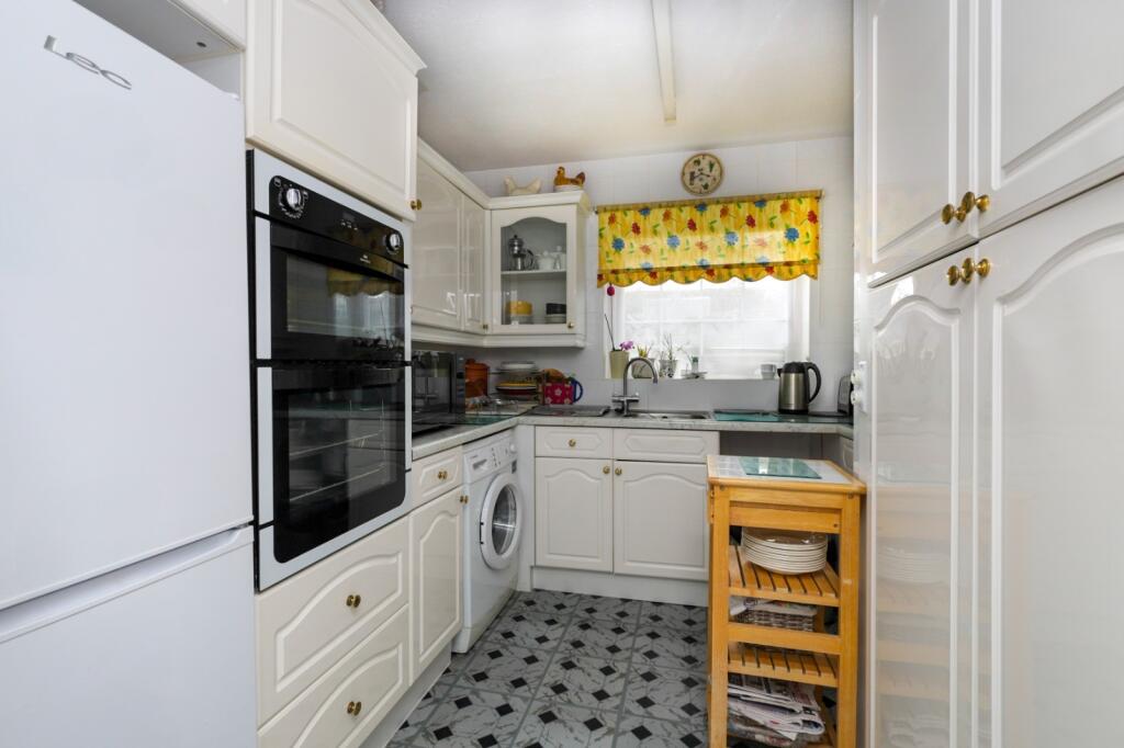 House in Wealden, Hailsham - More