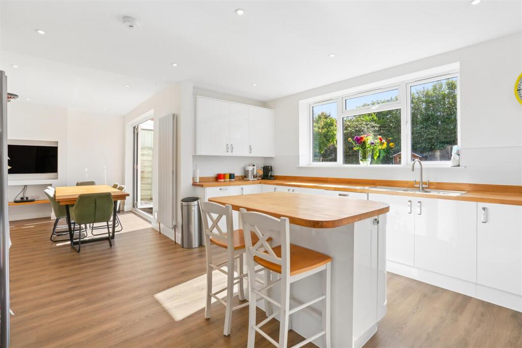 House in Sutton - View 4