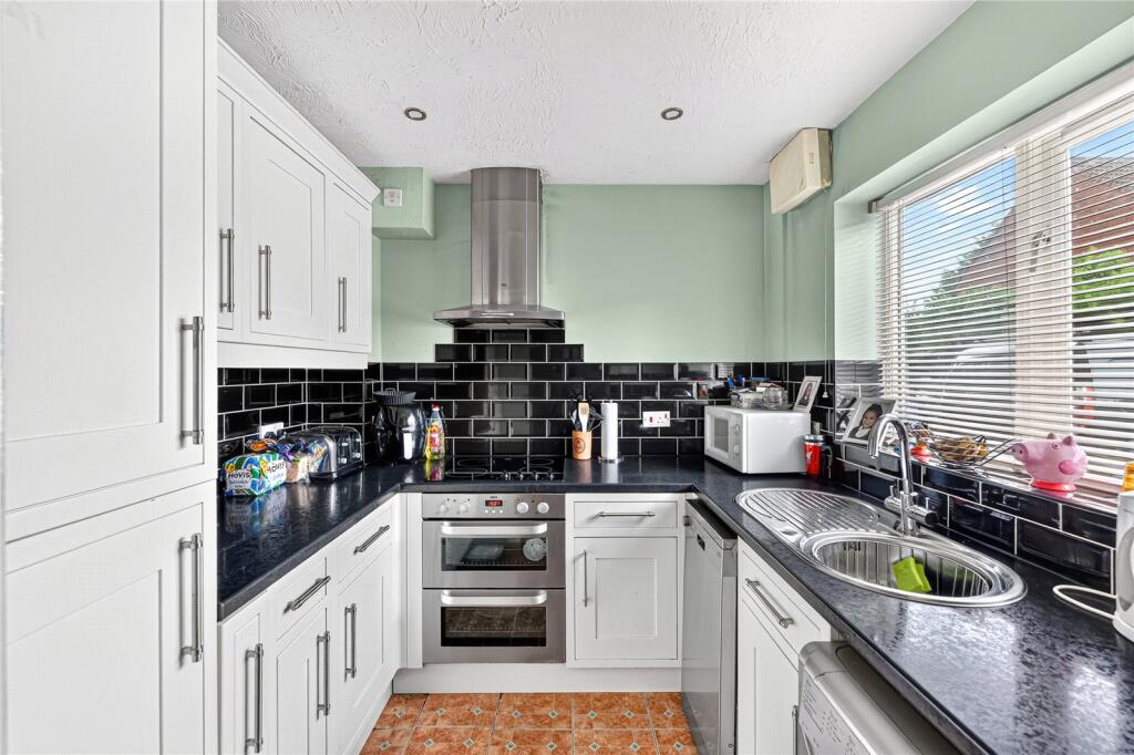 Shelton Avenue, Toddington, Bedfordshire, LU5 photo 3