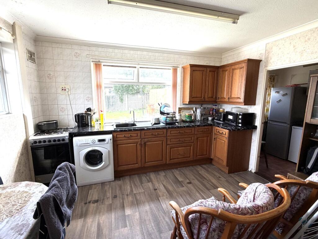 Wansford Close, Holmewood, Bradford, West Yorkshire, BD4 photo 4