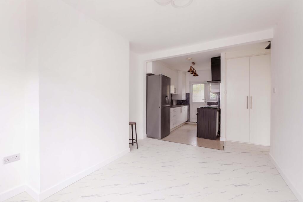 Apartment in Slough - View 5
