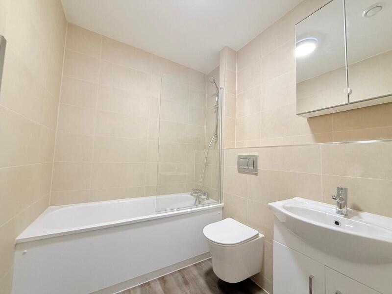 Apartment in Surrey Heath, Surrey - More