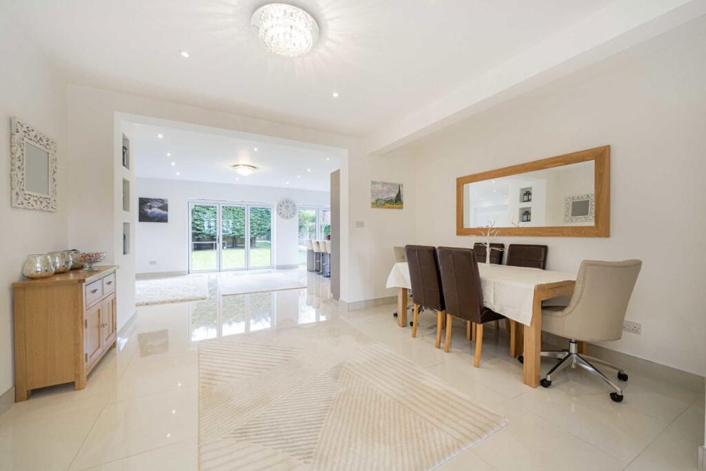 The Avenue, Sunbury-on-thames photo 4