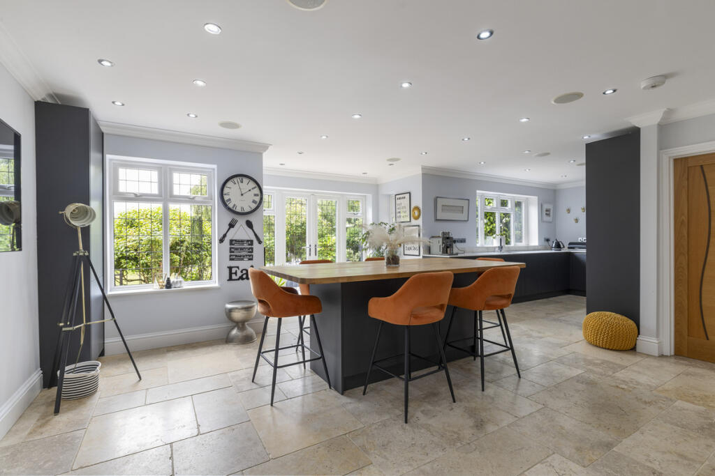 Bousley Rise, Ottershaw, KT16 photo 4