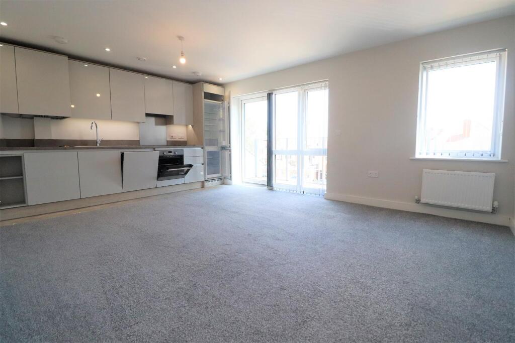 Apartment in London, Hillingdon - View 3