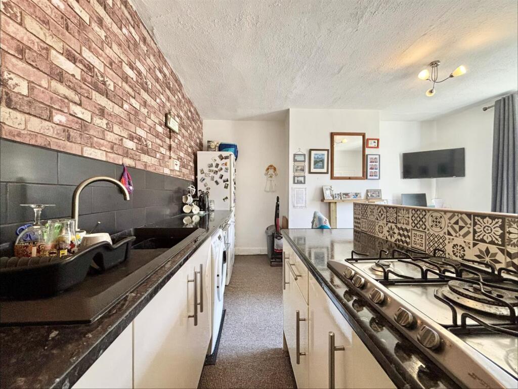 House in Bradford, Hungerhill, Westwood Park - View 4