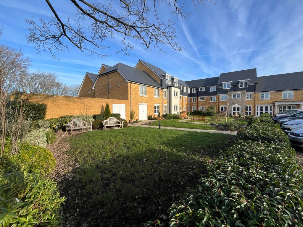 1-bed flat on 12 De Clare Lodge, Cowbridge, The Vale of Glamorgan CF71 7FR, £395,000