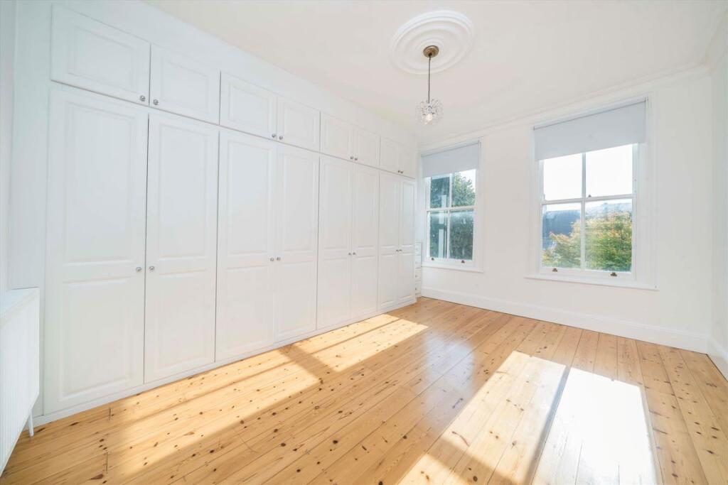 House in London, Royal Borough of Kingston upon Thames - More