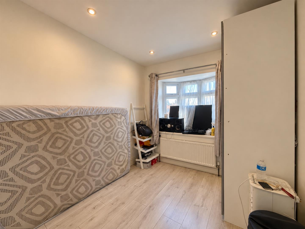 Apartment in Ilford - View 2