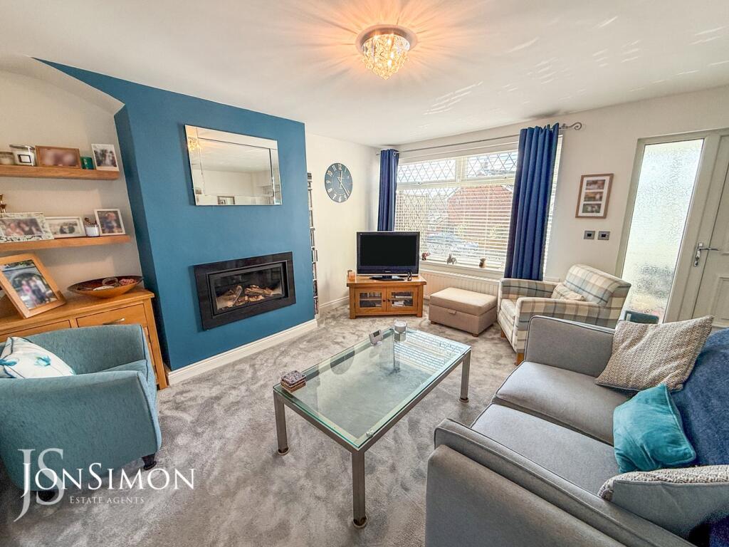 Ashwood Drive, Brandlesholme, Bury, BL8 photo 2