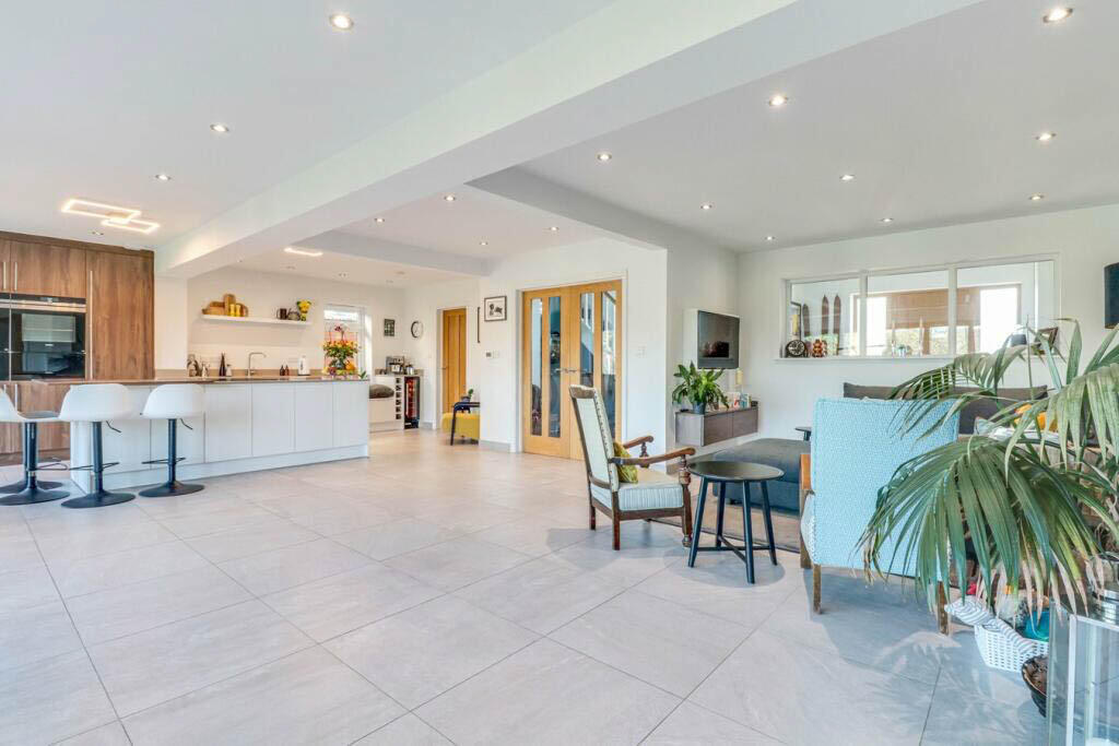 House in Southend-on-Sea - More
