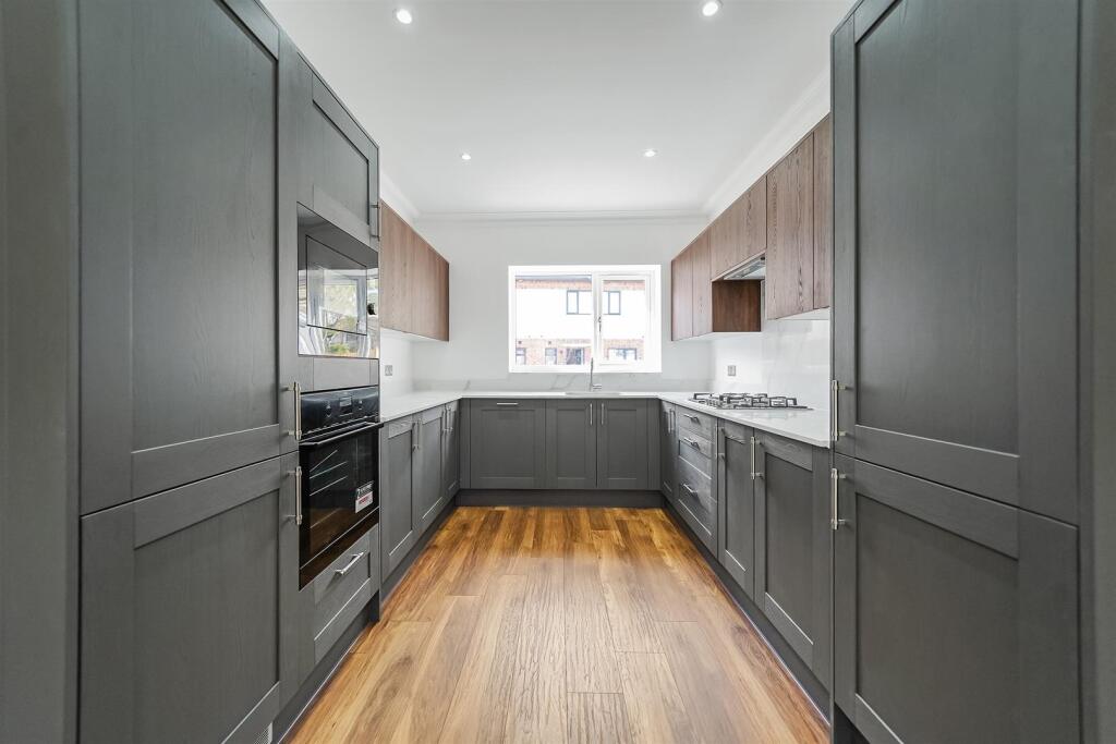Dhani Close, COLLIER ROW, RM5 photo 3