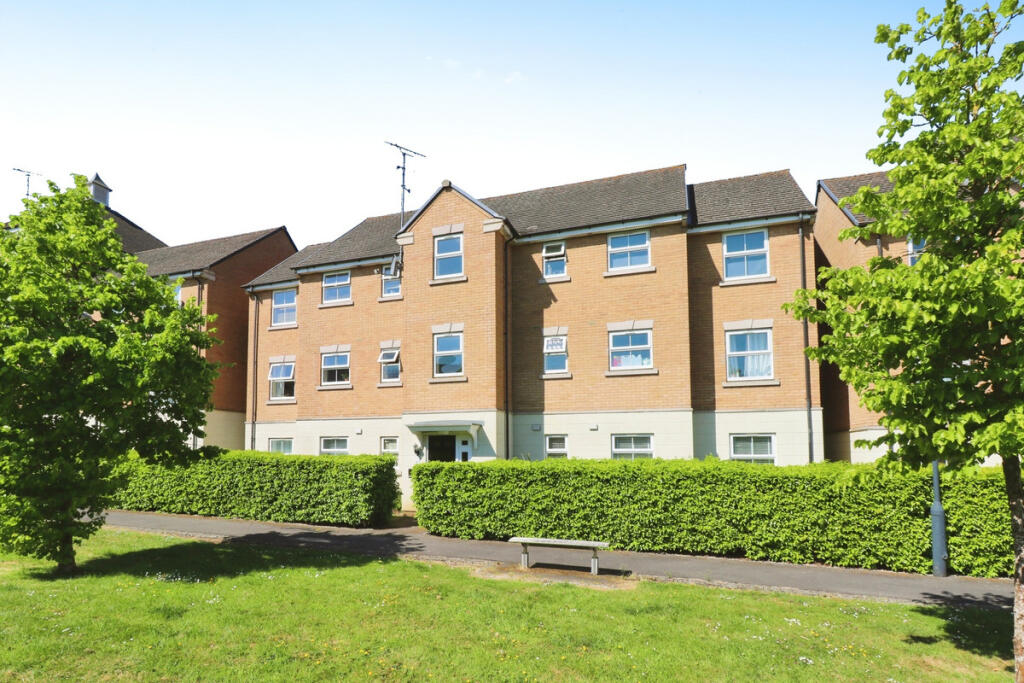 2-bed flat on Flaxdown Gardens, Rugby, CV23, £125,000