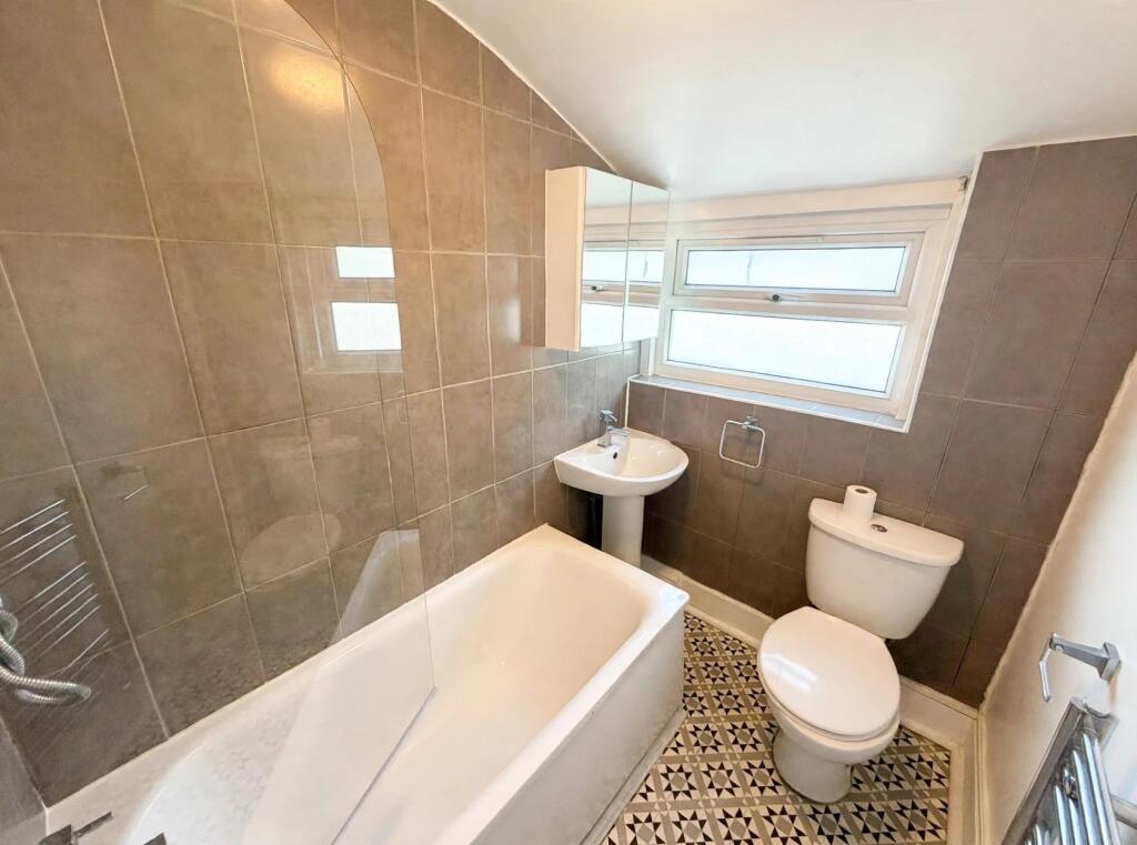 Apartment in Ilford - View 3