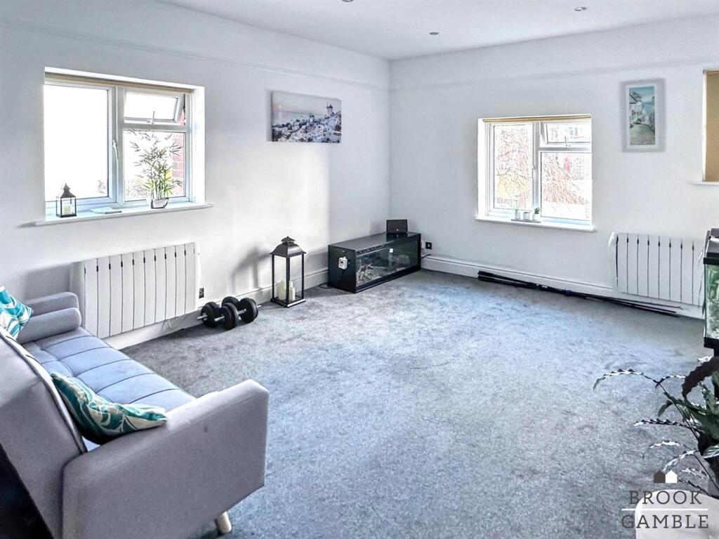 8 Hurst Road, Eastbourne photo 4