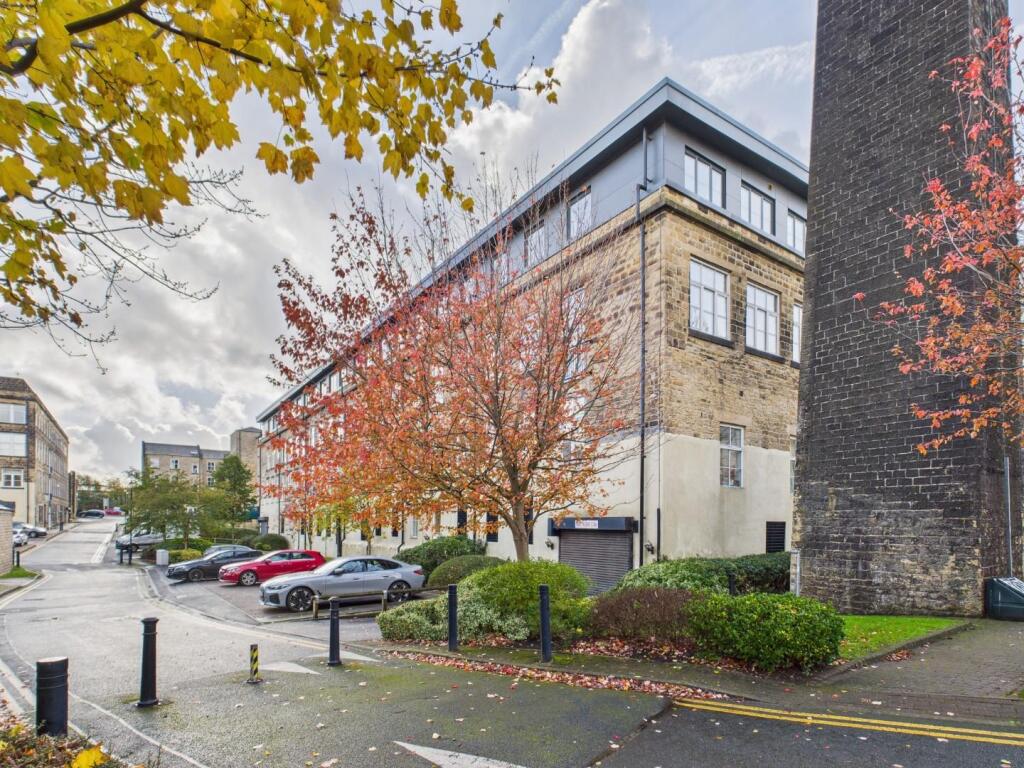 2-bed flat on Towpath Court, Britannia Wharf, Bingley, £125,000
