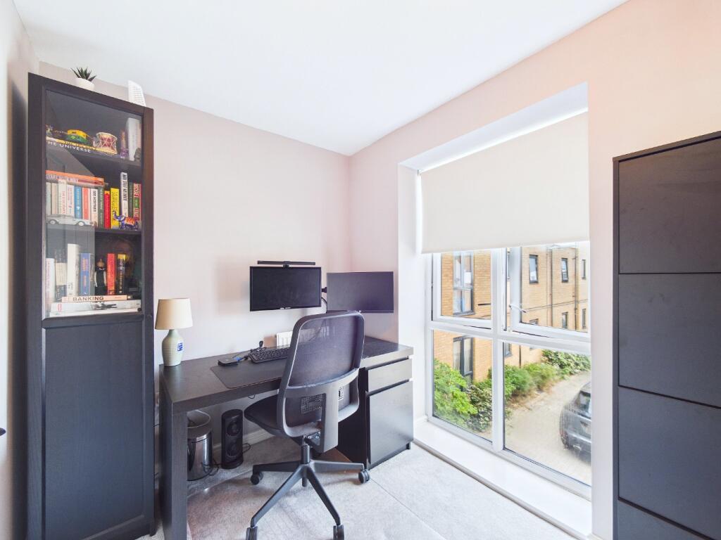 Apartment in Thurrock, Essex - View 4