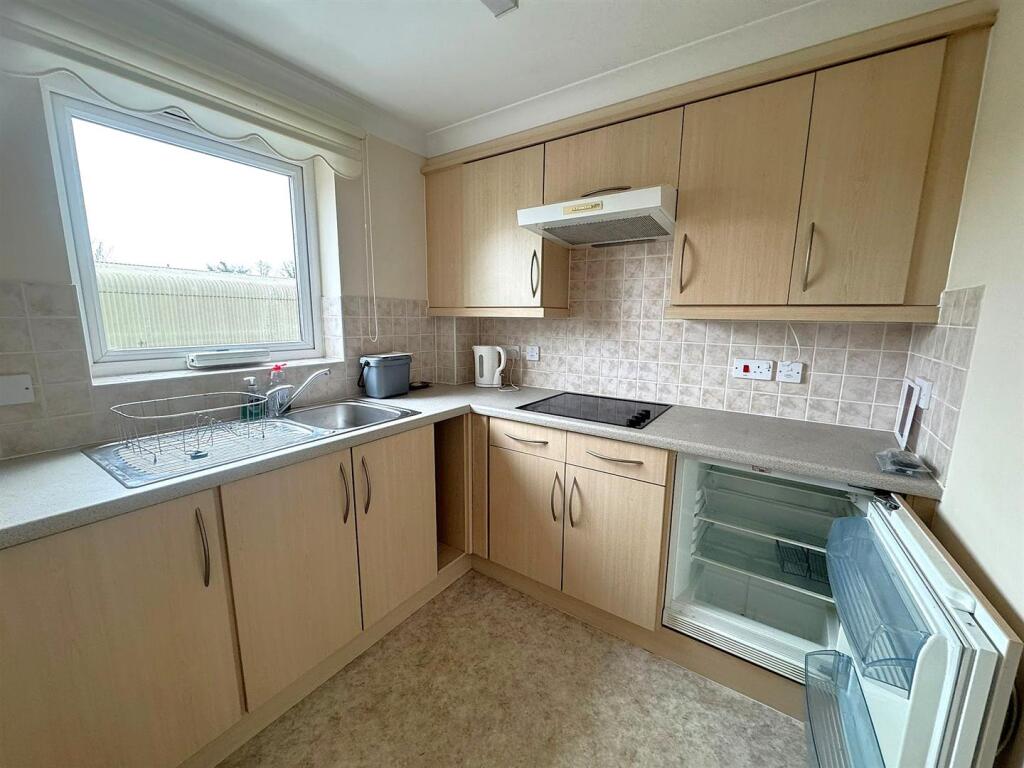 Apartment in Rushmoor, East End, North Town - View 4