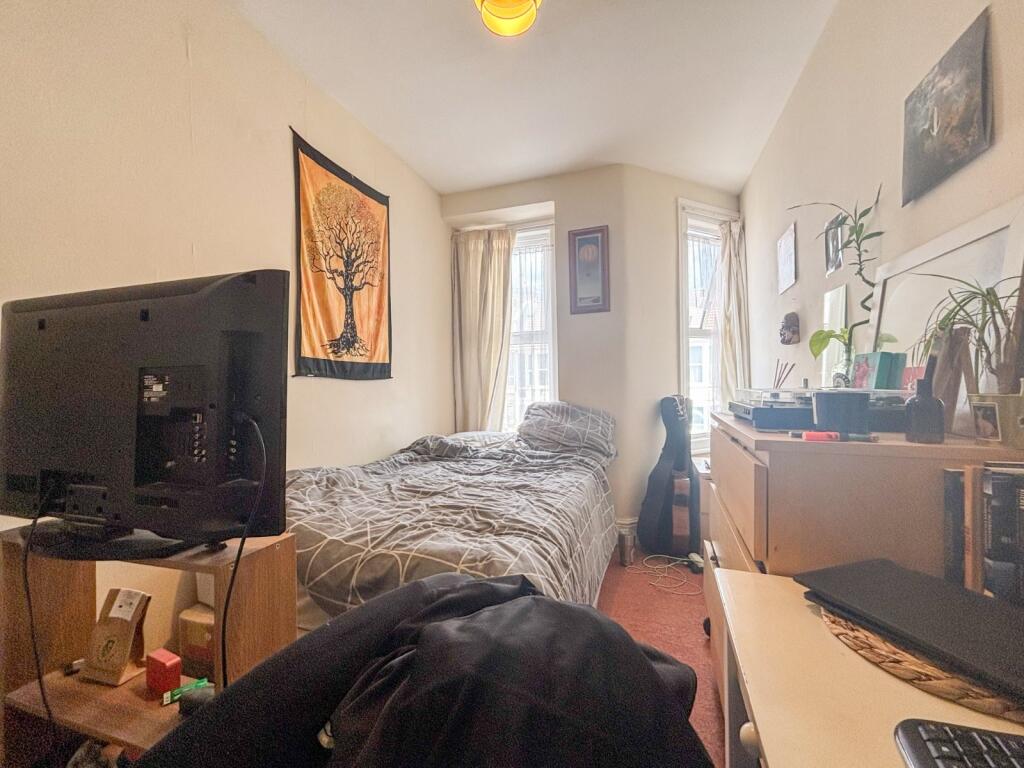 5 bedroom terraced house for rent