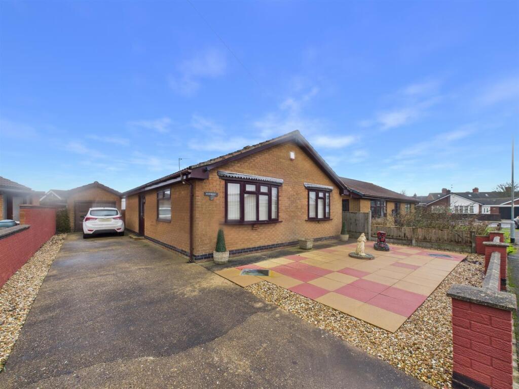 3-bed bungalow on Youlgrave Avenue, Sutton-On-Sea, £265,000