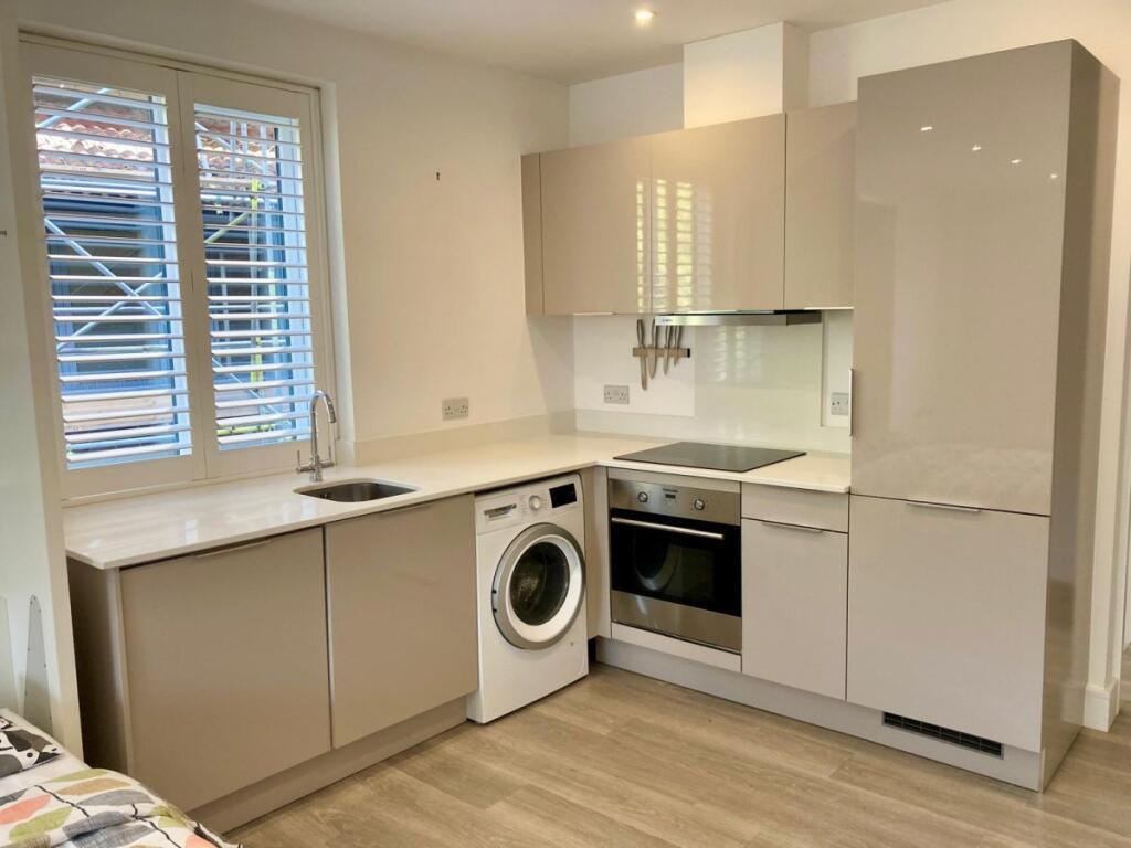 Apartment in Redhill - More