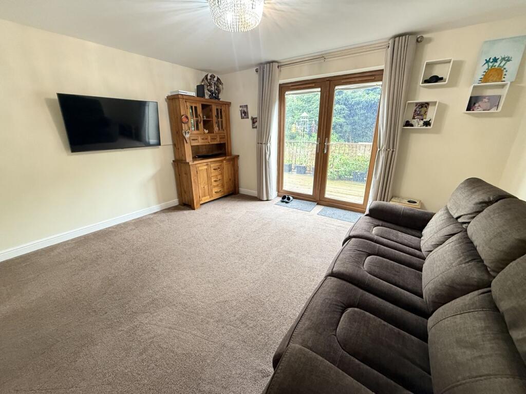 House in Calderdale, Illingworth - View 2