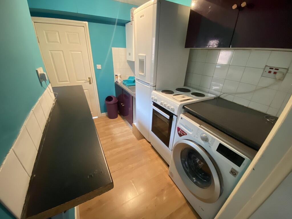 Apartment in Wolverhampton, Wood End - View 4