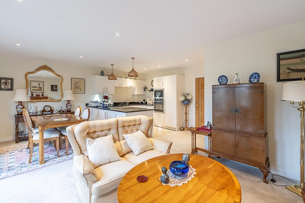 Ridgeway Place, Wendover photo 3