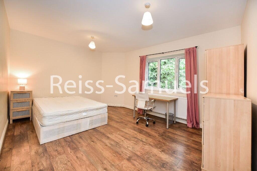 6 bedroom semi-detached house for rent