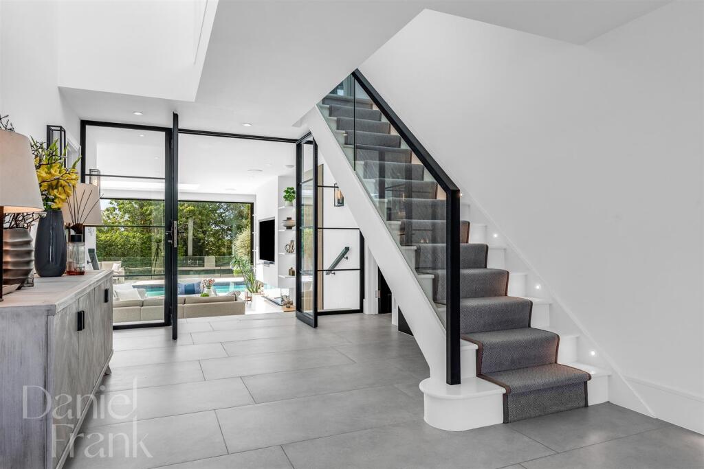 Traps Hill, Loughton photo 2
