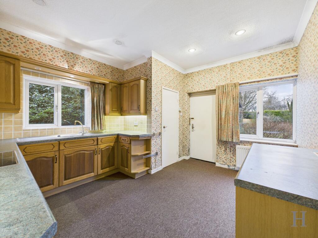 Marlborough Drive, Macclesfield, SK10 photo 2