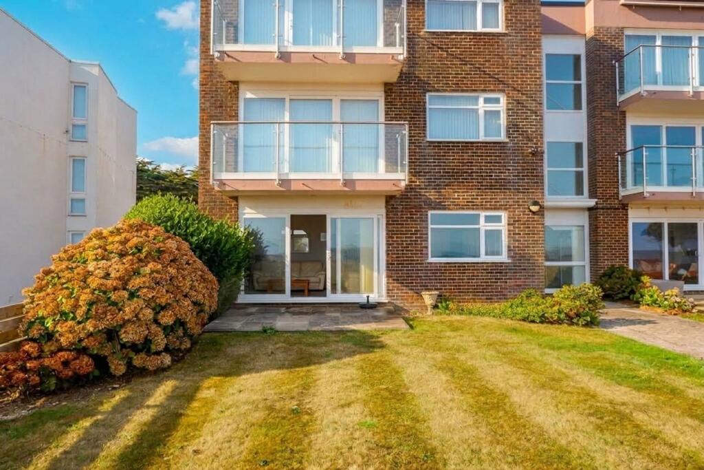 2-bed flat on Rookcliff Way, Milford On Sea, SO41, £230,000