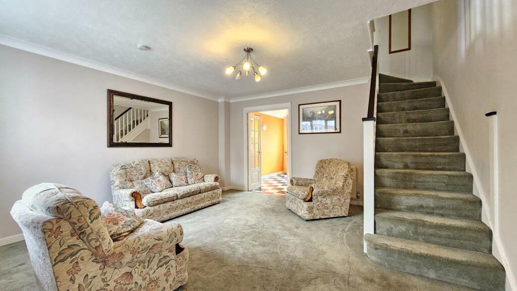 Finch Close, Tadley, Berkshire, RG26 3YJ photo 2