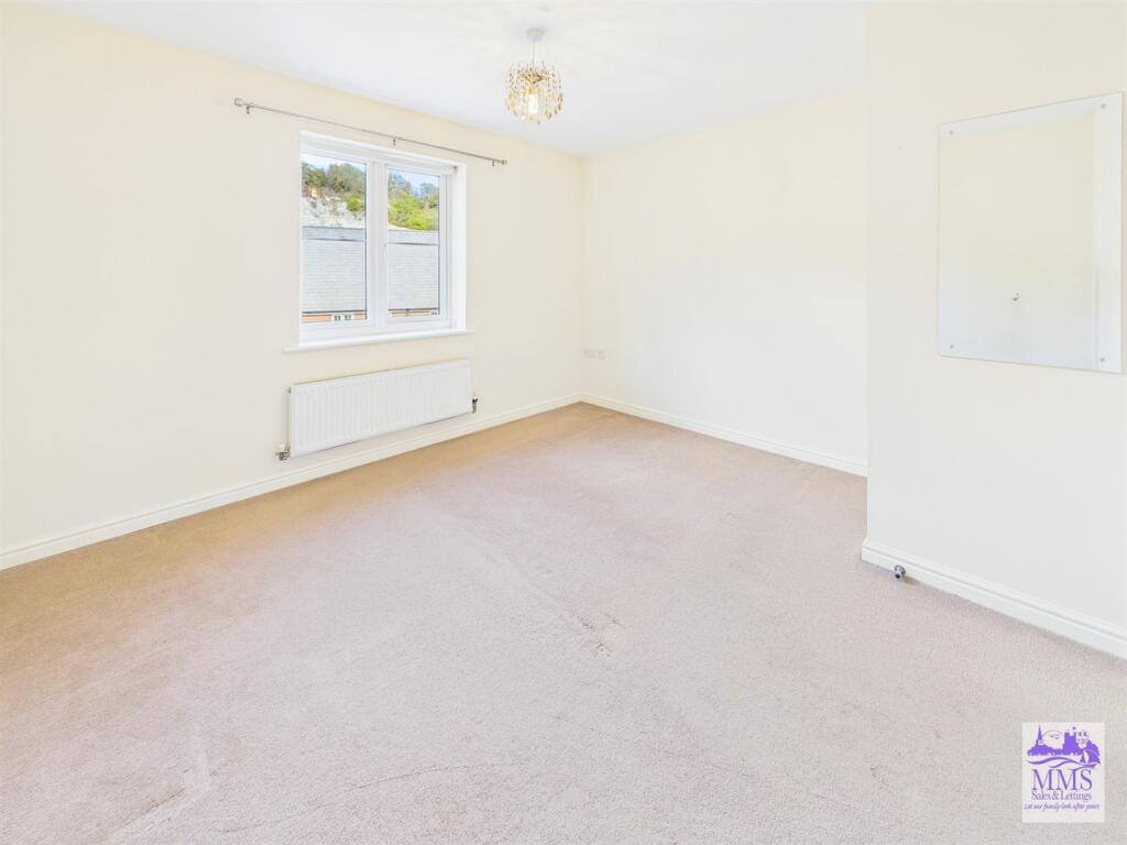 Apartment in Strood, Medway - More